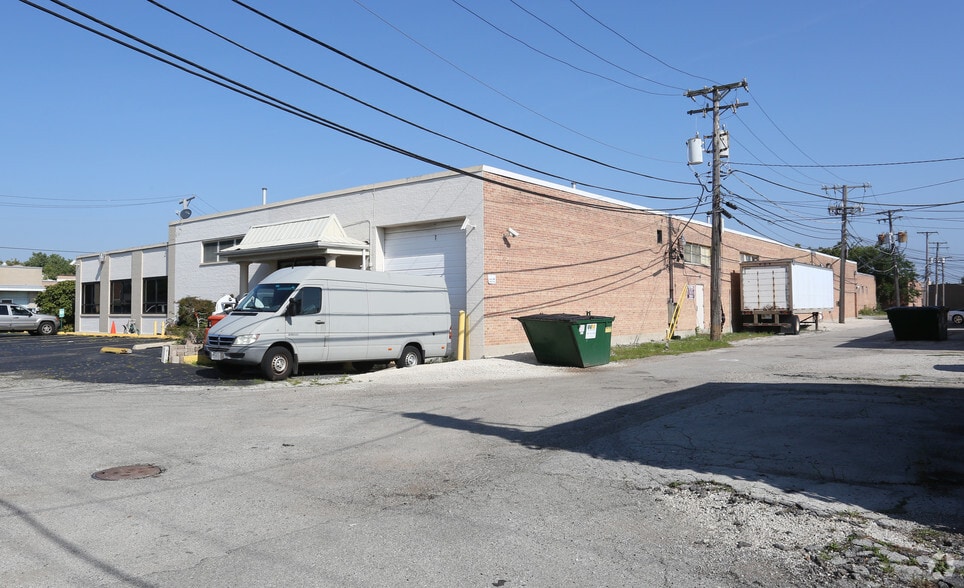 6421-6425 N Hamlin Ave, Lincolnwood, IL for lease - Building Photo - Image 2 of 6
