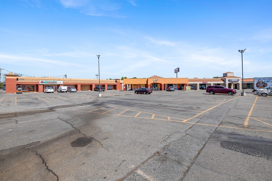 101-131 Vista Way, Kennewick, WA for sale - Primary Photo - Image 1 of 1