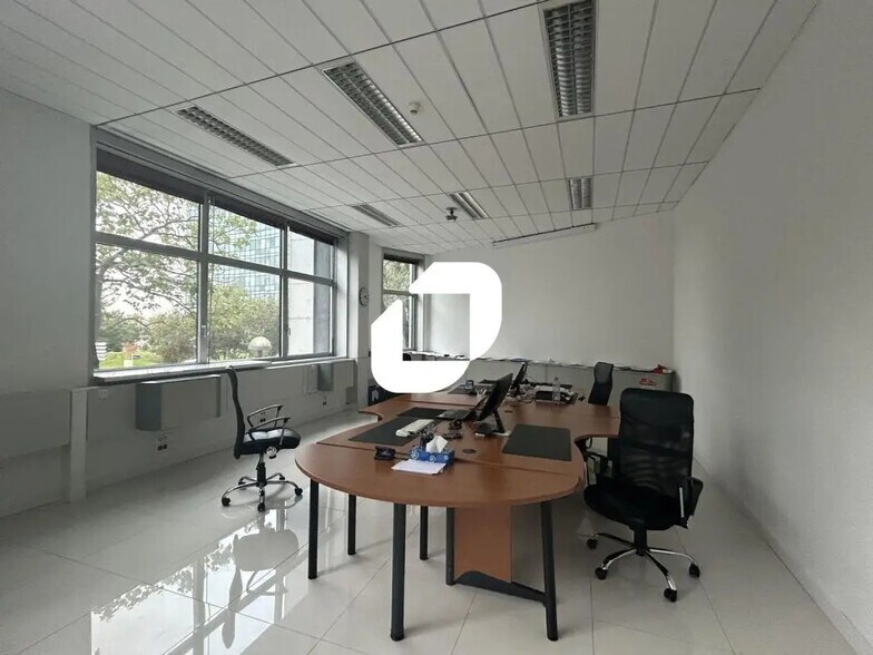 Office in Noisy-le-Grand for sale - Interior Photo - Image 2 of 3