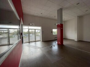 Flex in Coignières for lease Interior Photo- Image 1 of 3