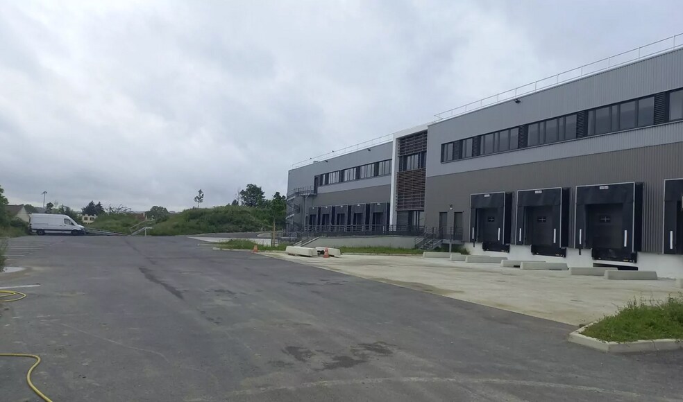 Flex in Garges-lès-Gonesse for lease - Building Photo - Image 2 of 3
