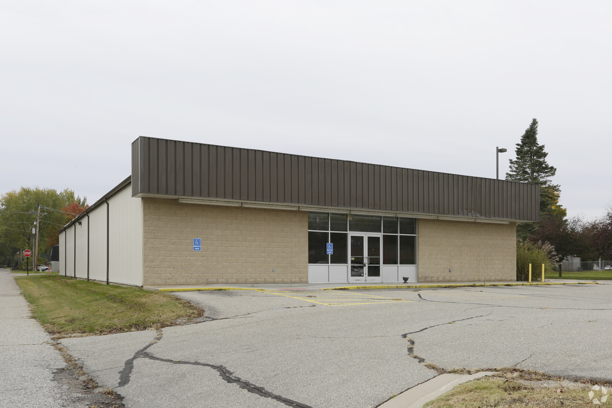 924 E Michigan Ave, Paw Paw, MI for lease Primary Photo- Image 1 of 6