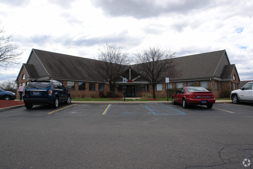 221 W Lake Lansing Rd, East Lansing, MI for lease - Primary Photo - Image 2 of 3