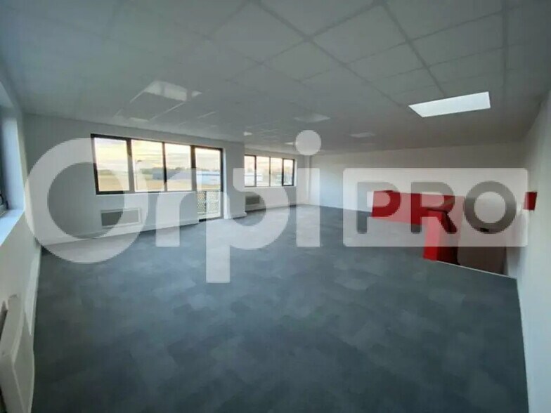 Flex in Villebon-sur-Yvette for sale - Building Photo - Image 3 of 5