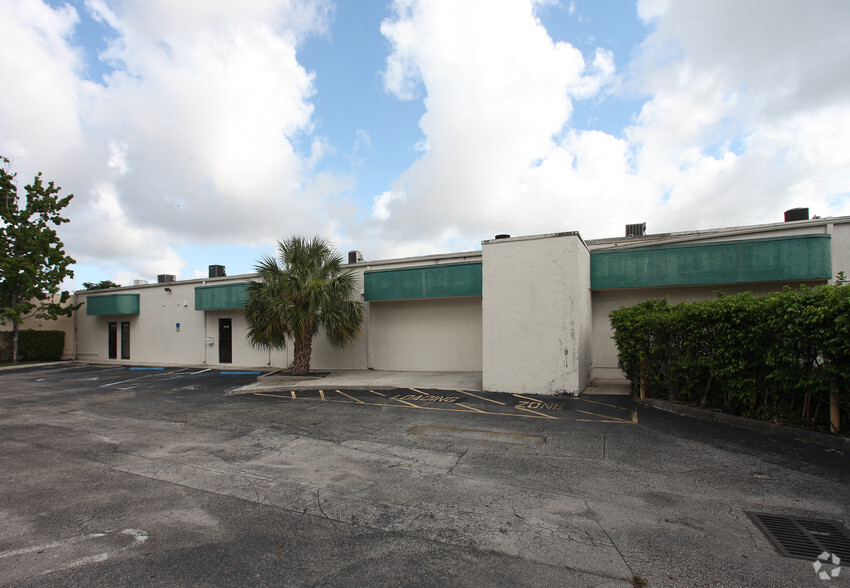 10150-10180 W Sample Rd, Pompano Beach, FL for lease - Building Photo - Image 3 of 4