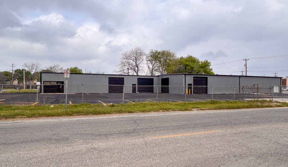 205 W Byrd Blvd, Universal City, TX for lease - Building Photo - Image 2 of 15