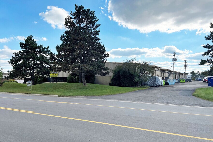 465 Glaspie St, Oxford, MI 48371