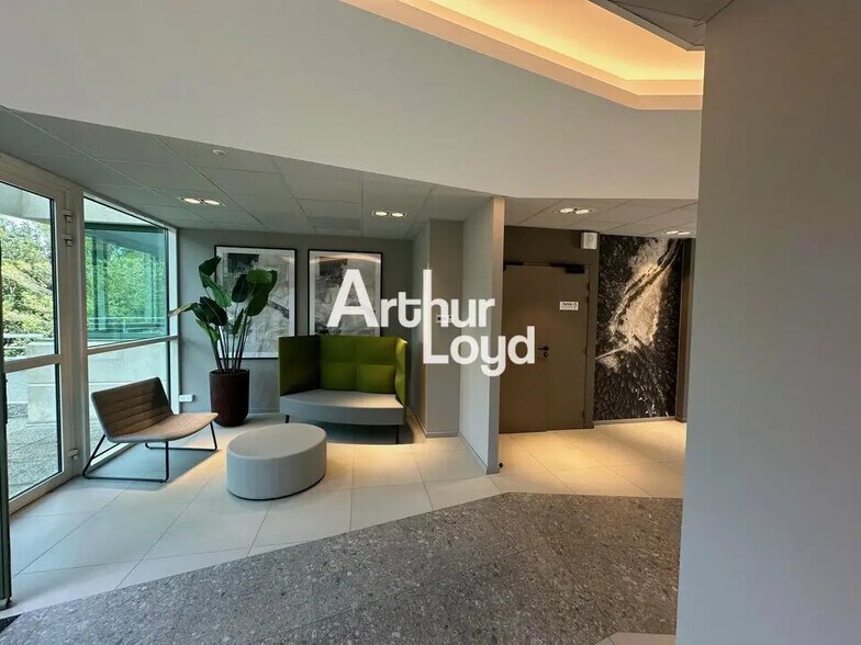 Office in SOPHIA ANTIPOLIS for lease - Lobby - Image 3 of 7