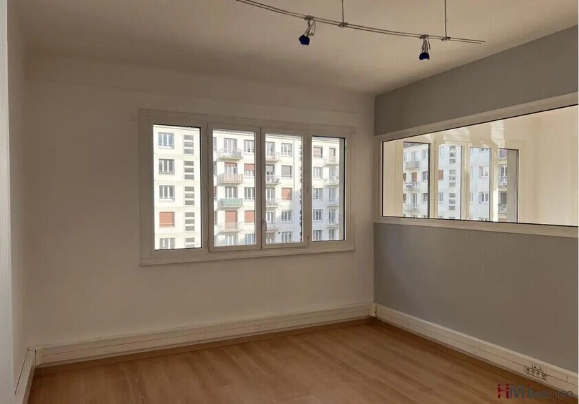 Office in Rouen for lease - Interior Photo - Image 3 of 8