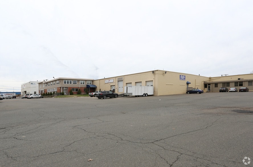 222 Universal Dr, North Haven, CT for lease - Building Photo - Image 3 of 11