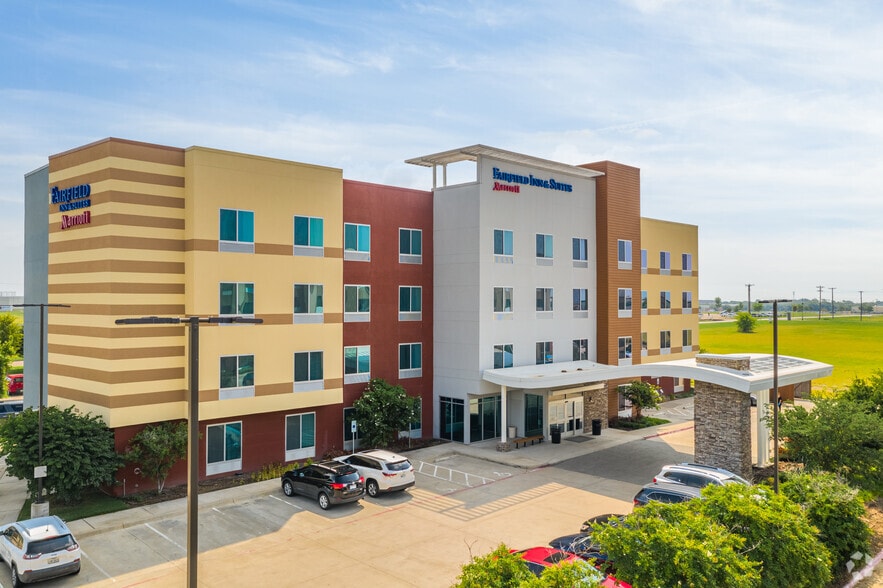 2020 Civic Center Ln, Waxahachie, TX for sale - Primary Photo - Image 1 of 4