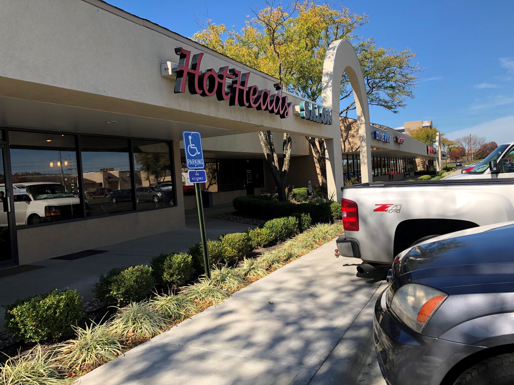 18111861 S Ridgeview Rd, Olathe, KS 66062 Village Centre Shopping Center