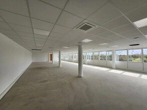 6 Avenue Du Marais, Argenteuil for lease Interior Photo- Image 2 of 5