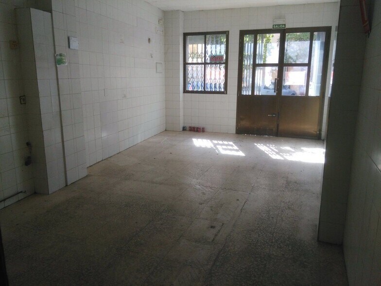 Retail in Cáceres for lease - Building Photo - Image 2 of 4