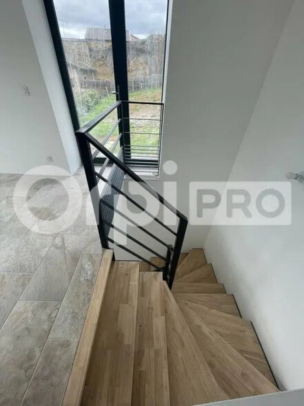 Office in Chessy for lease - Interior Photo - Image 3 of 5