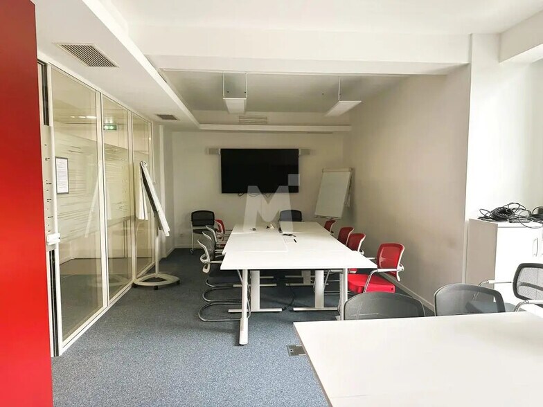 Flex in Lieusaint for lease - Interior Photo - Image 3 of 11