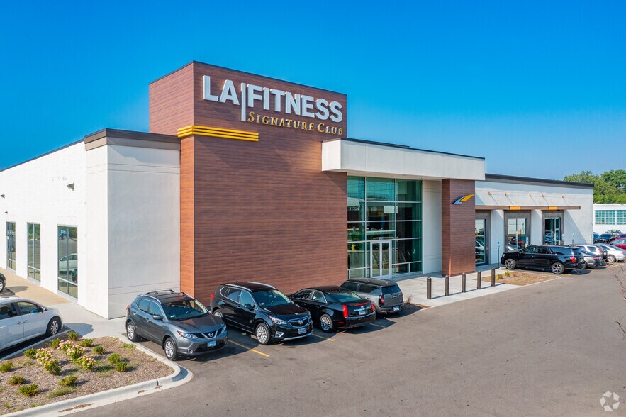 5701 W Touhy Ave, Niles, IL for sale - Primary Photo - Image 1 of 1