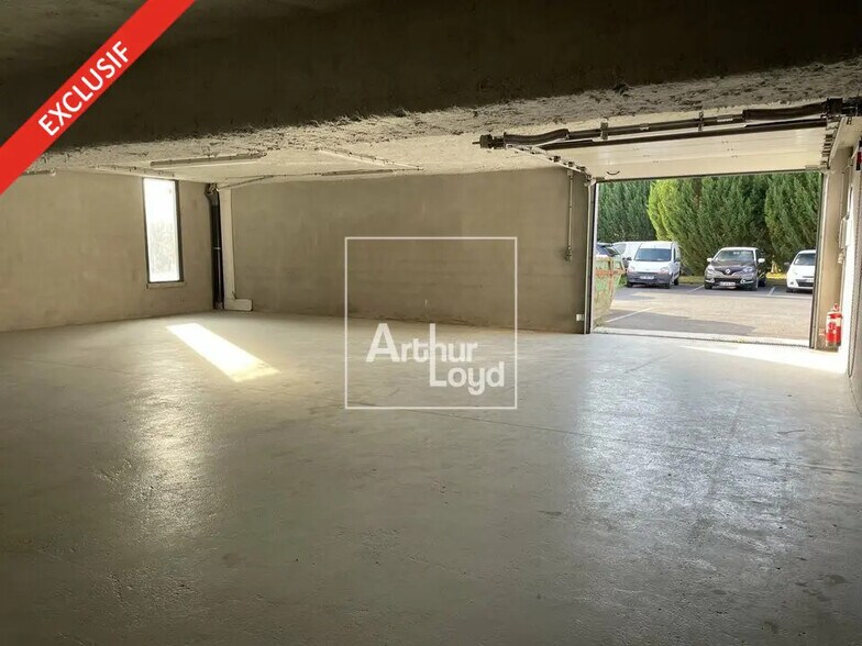 Office in Saint-Pierre-du-Perray for lease - Interior Photo - Image 3 of 4