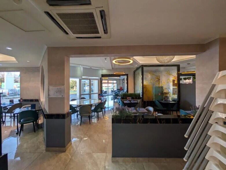 Retail in Pontoise for lease - Building Photo - Image 2 of 8