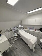 Retail in Paris for lease Interior Photo- Image 2 of 2