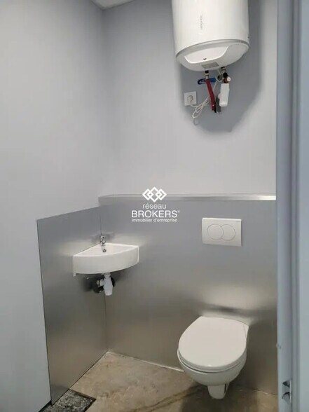 Industrial in Saint-Vincent-de-Mercuze for sale - Interior Photo - Image 2 of 7