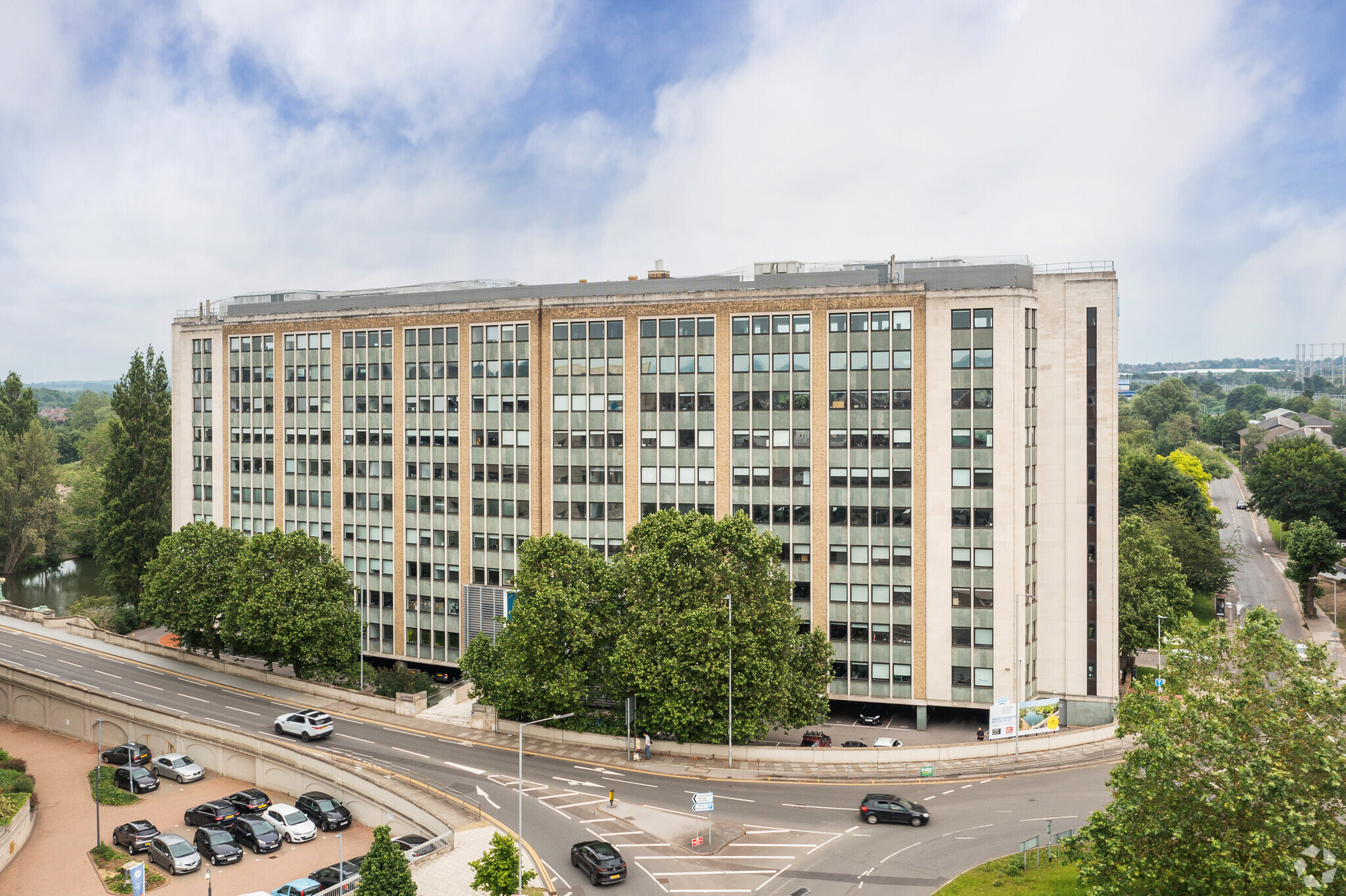 Reading Bridge, Reading for lease Building Photo- Image 1 of 15