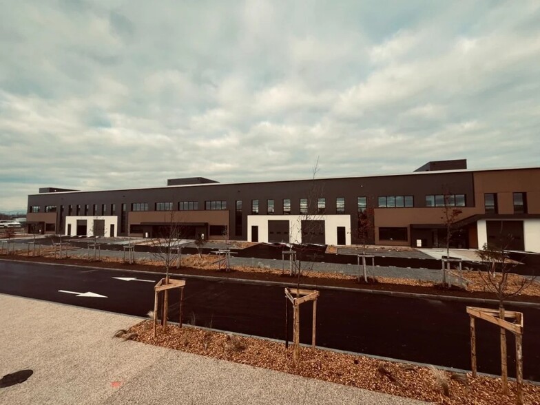 Flex in Saint-Priest for lease - Primary Photo - Image 1 of 3