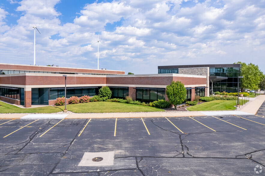 1451 McMahon Dr, Neenah, WI for lease - Building Photo - Image 3 of 10