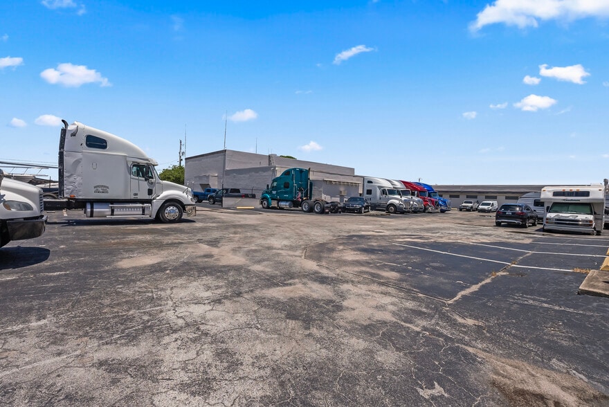 950 SW 12th Ave, Pompano Beach, FL for lease - Building Photo - Image 3 of 26