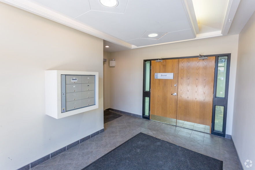 807 Manning Rd NE, Calgary, AB for sale - Lobby - Image 1 of 1