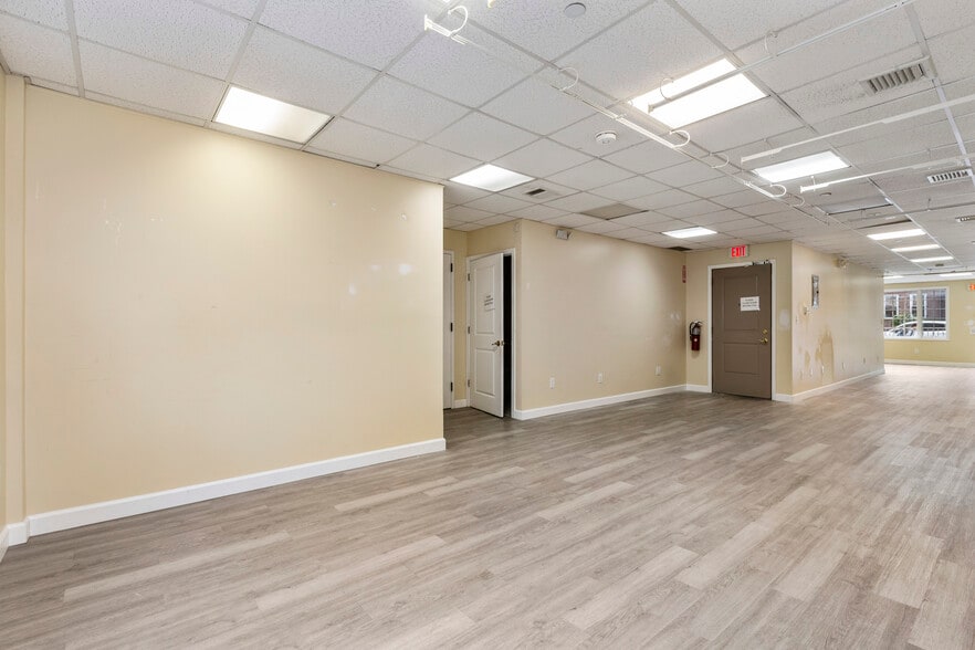 2717 Crescent St, Astoria, NY for lease - Building Photo - Image 3 of 22