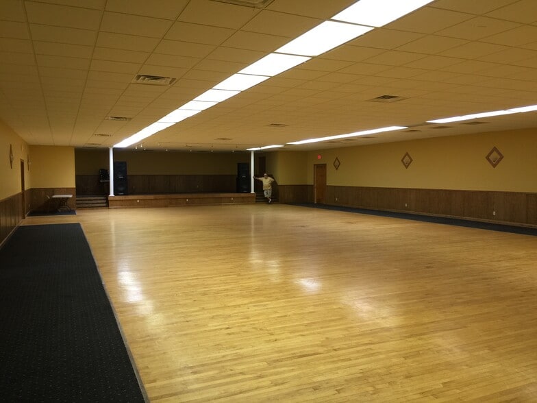 247 Bordeaux St, Chadron, NE for sale - Interior Photo - Image 3 of 7