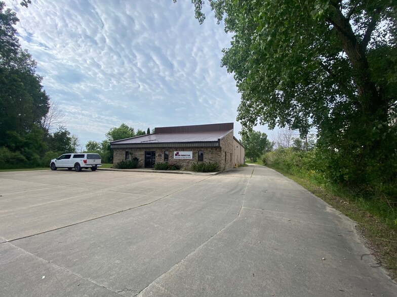 2255 Salscheider Ct, Howard, WI for sale - Building Photo - Image 1 of 5