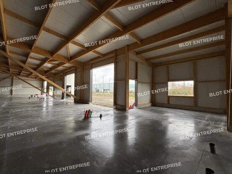 Flex in Bouaye for lease - Interior Photo - Image 3 of 9