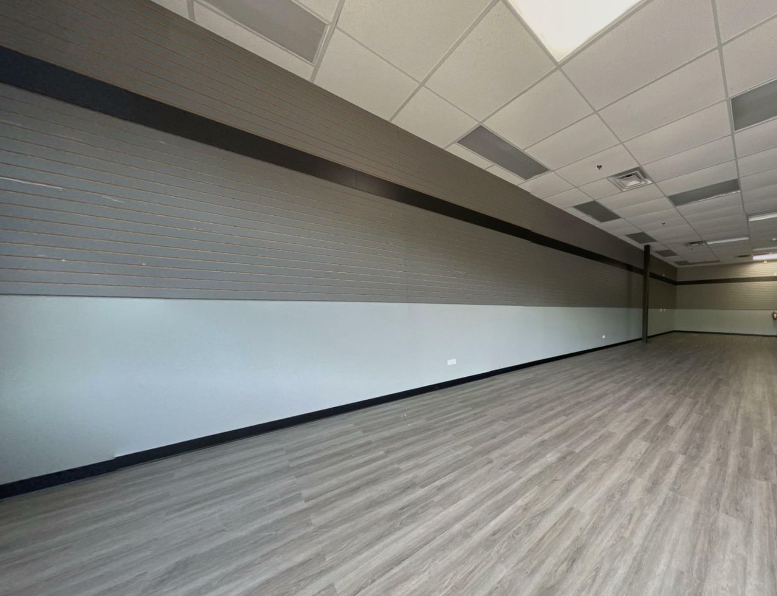 1040-1060 S Sutton Rd, Streamwood, IL for lease Interior Photo- Image 1 of 2