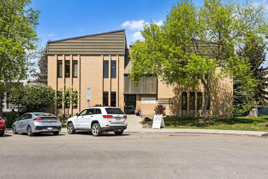 4 Parkdale Cres NW, Calgary, AB for sale - Primary Photo - Image 1 of 8