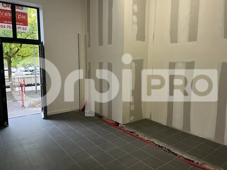 Flex in SÉRÉZIN-DU-RHÔNE for lease - Building Photo - Image 2 of 14