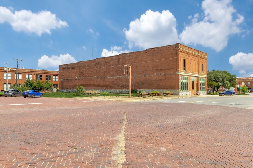 114 N Houston Ave, Denison, TX for sale - Building Photo - Image 2 of 15