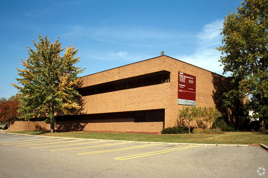 16800 W Twelve Mile Rd, Southfield, MI for lease - Building Photo - Image 2 of 3