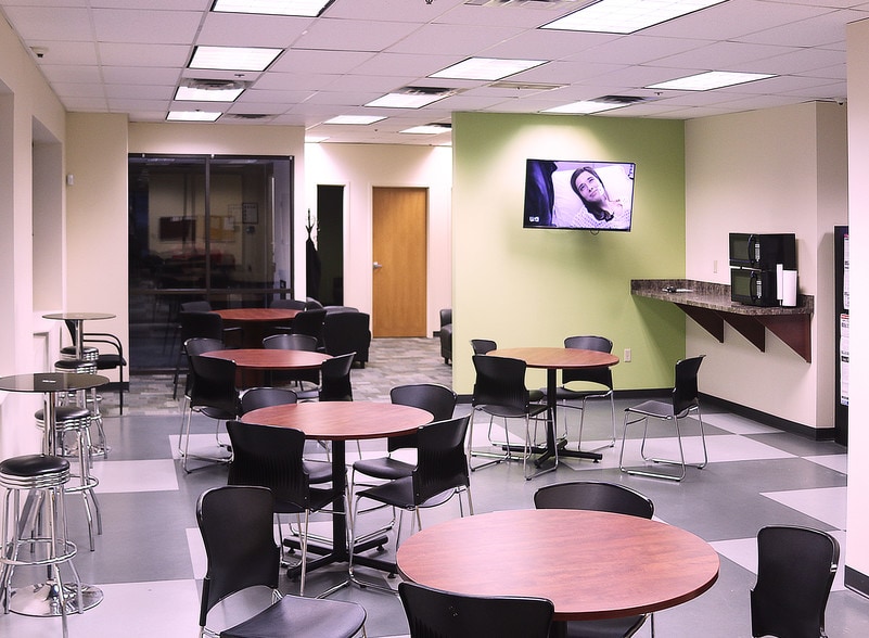 1301 Corporate Center Dr, Eagan, MN for lease - Interior Photo - Image 2 of 5