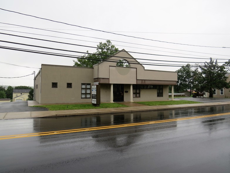 570 Main St, Pennsburg, PA for sale - Building Photo - Image 1 of 1