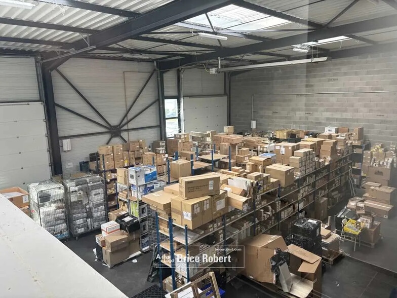 Office in Saint-Priest for lease - Interior Photo - Image 2 of 10