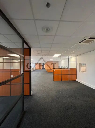 Industrial in Les Ulis for lease - Interior Photo - Image 2 of 2