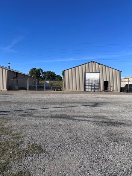 5711-5713 Hart St, Fort Worth, TX for lease - Building Photo - Image 1 of 5