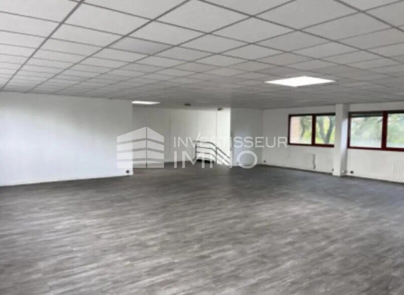 Flex in Le Blanc-Mesnil for lease - Interior Photo - Image 2 of 4