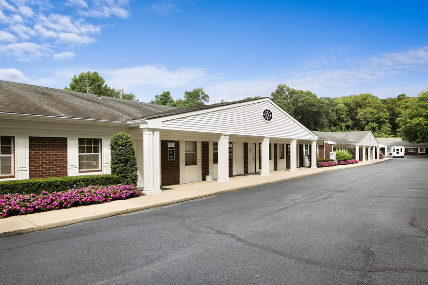 329 Middle Country Rd, Smithtown, NY for lease - Building Photo - Image 1 of 7