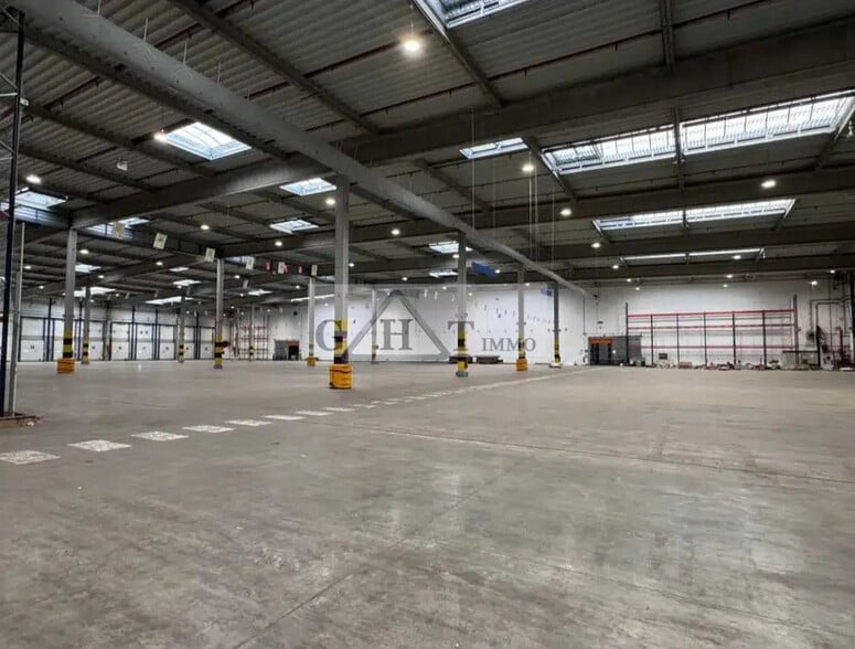 Office in Tremblay-en-France for lease - Interior Photo - Image 1 of 4