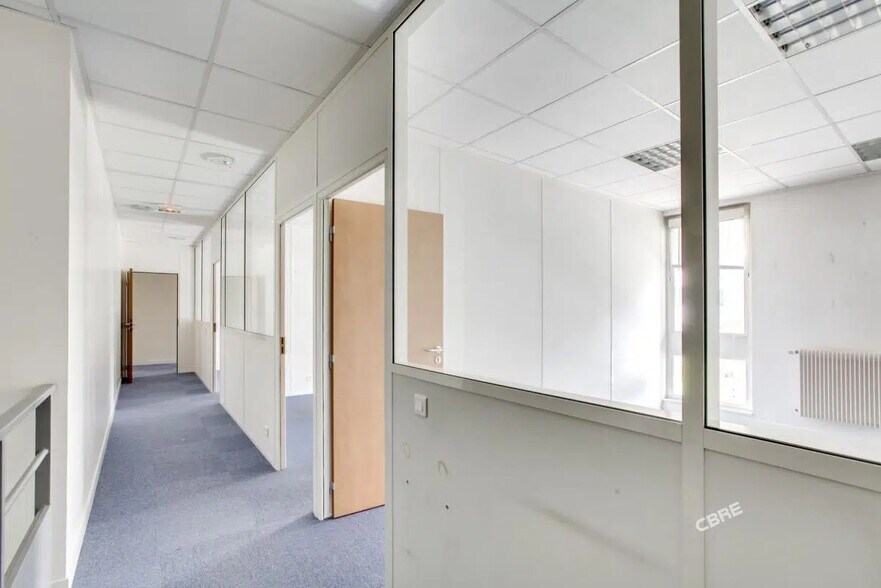 Flex in Rungis for lease - Interior Photo - Image 2 of 8