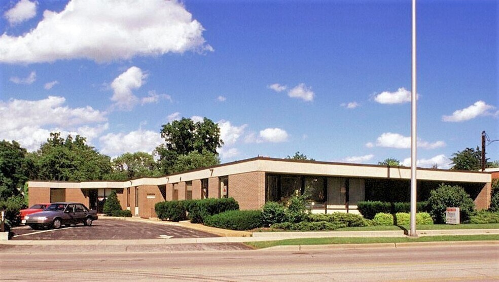 145 S Virginia St, Crystal Lake, IL for lease - Building Photo - Image 1 of 4