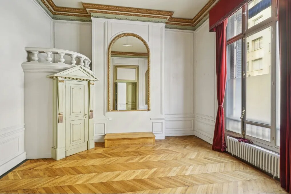 Office in Paris for lease Interior Photo- Image 1 of 5